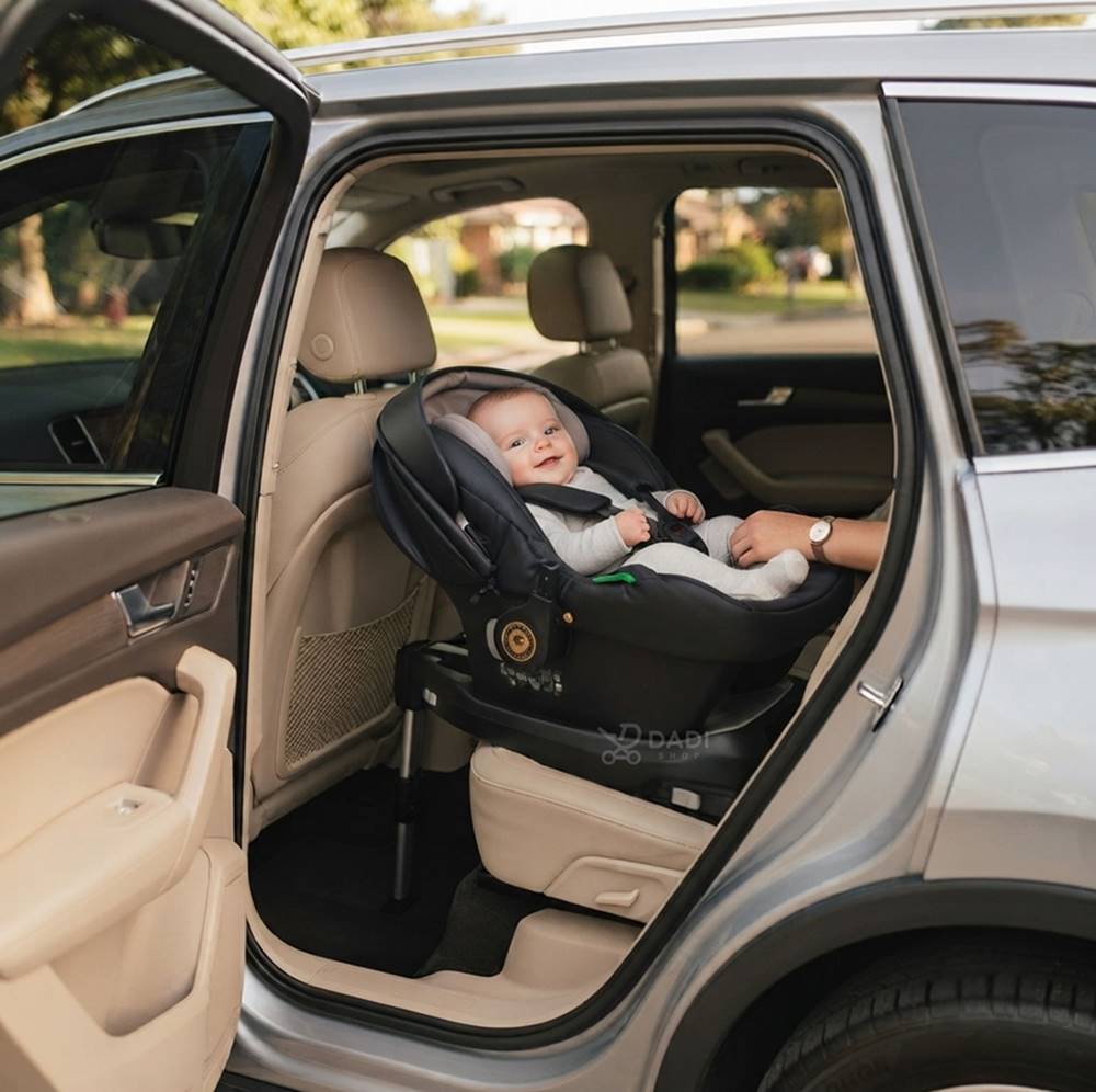 Niemowlę zapięte w foteliku Cosmo z bazą isofix w samochodzie.